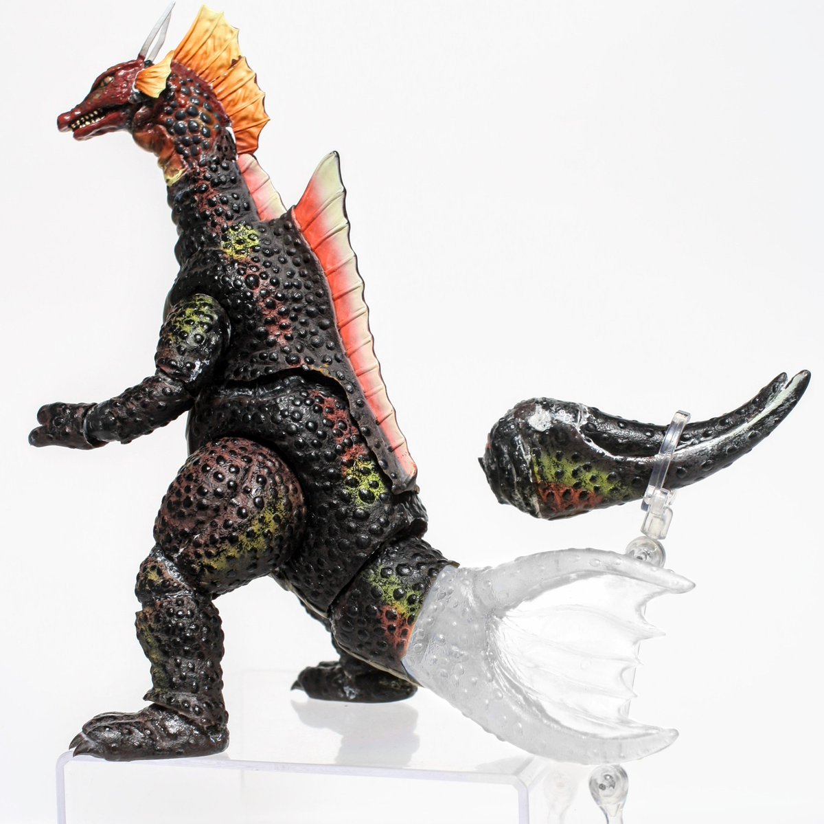 s_a_i_f_u_13427's tweet photo. チタノザウルスの尻尾(の皮膜を薄く削ぐ処理をしたもの)を複製、元ソフビを閉じた尻尾に改造
蟹みたい https://t.co/nbCvL5Pf9b