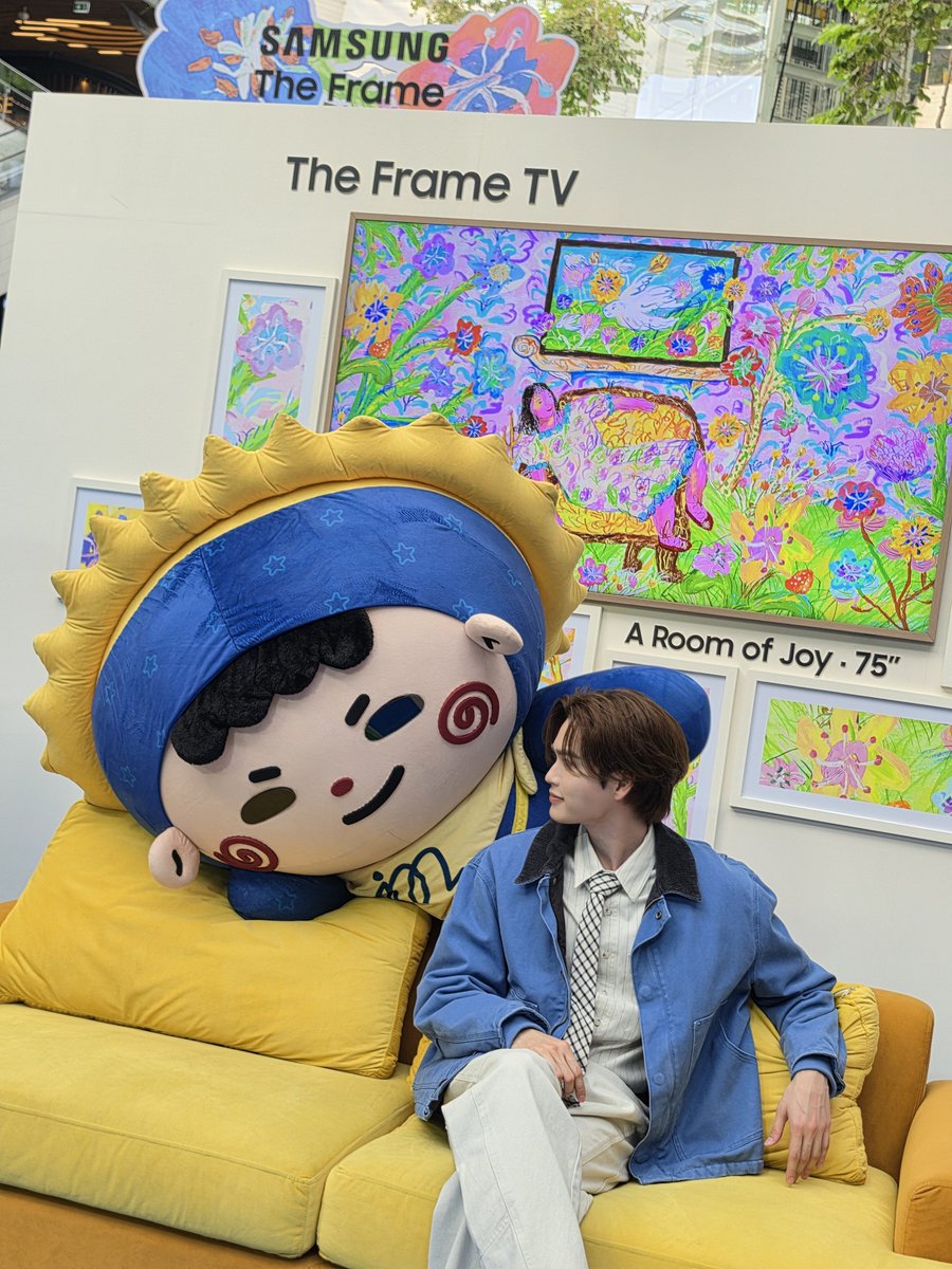 SamsungThailand's tweet photo. พูดไม่หยุดเลยนะโม่ 🤣

#SamsungTVxMarkJM #TheCanvasofJoy #TheFrame #LifestyleTV #SamsungTV #Samsung https://t.co/HCJYBW9rqt