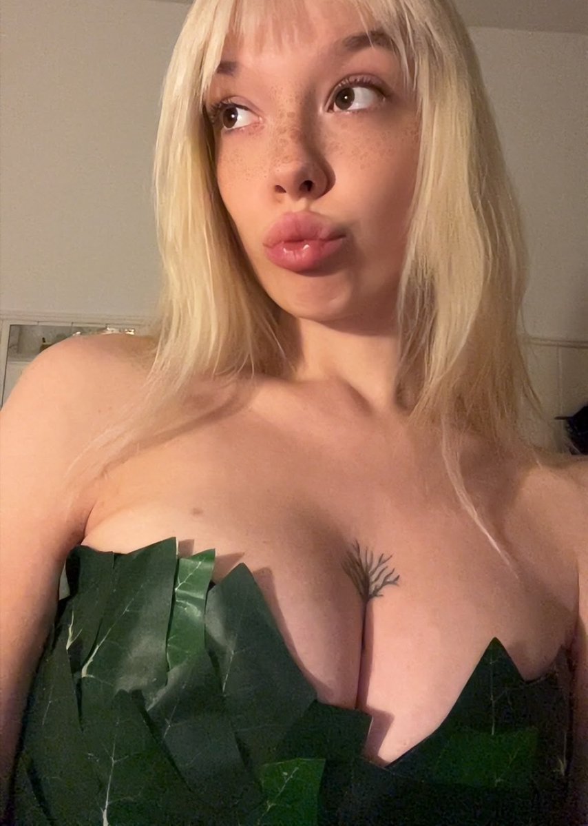 itispoison's tweet photo. My halloween outfit is coming together so well. Can you guess who your goddess is dressing up as? https://t.co/8LjPQ9RVG8