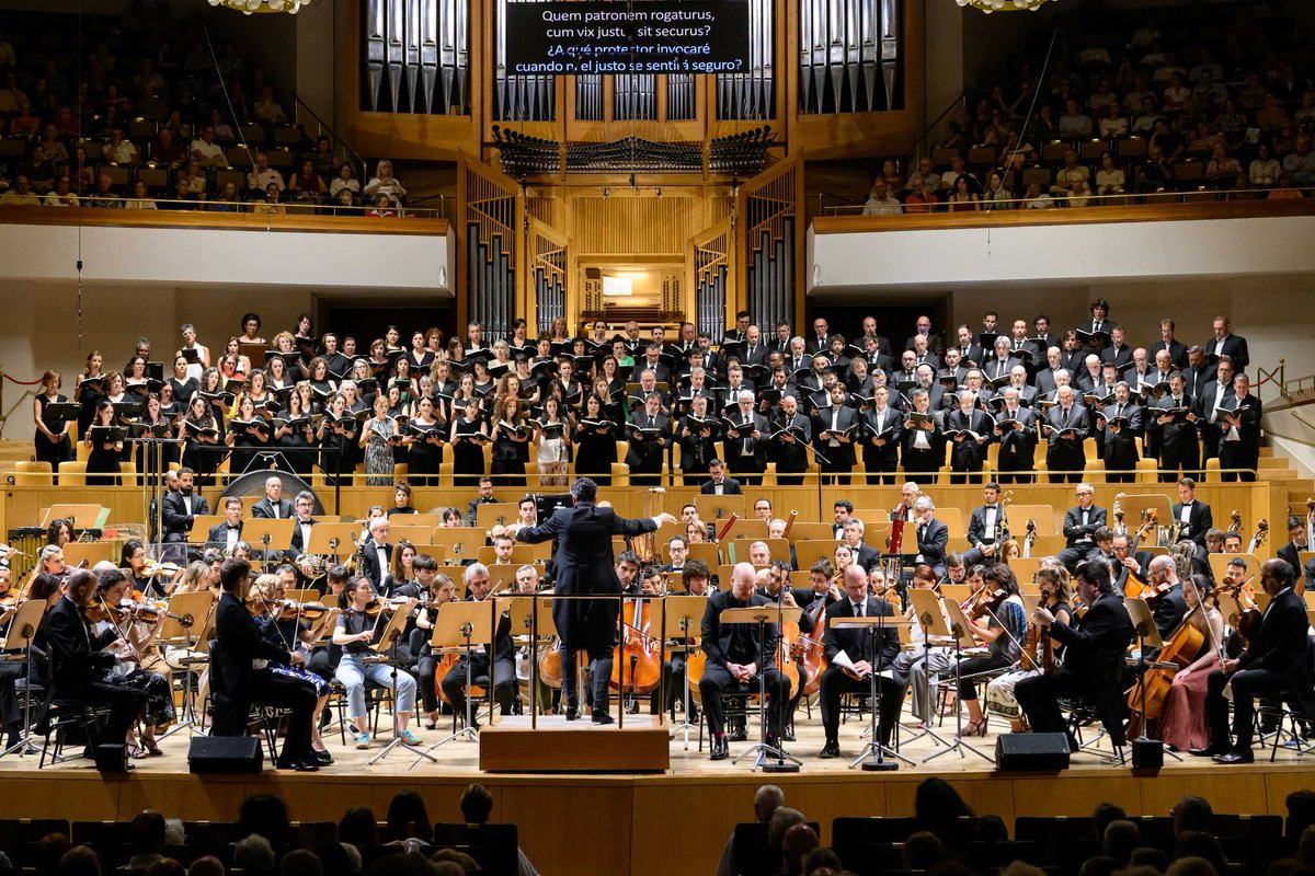 ocnesp's tweet photo. 📻 Mañana a las 11:30h, @radioclasica emitirá el concierto celebrado el pasado 21 de junio, en el que la #OCNE, el Coro de la @FundacionORCAM y los Pequeños Cantores de la ORCAM interpretaron el 'Réquiem de guerra' de Benjamin Britten bajo la dirección de David Afkham. https://t.co/rnO3hW8xFa
