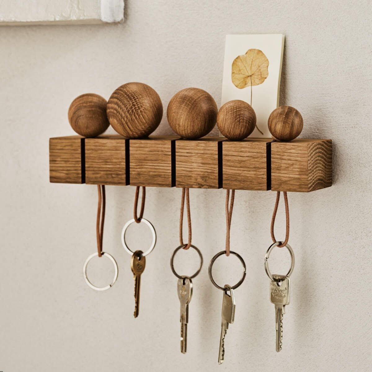 DesignBuy's tweet photo. 🔑 KLÍČENKY ZE DŘEVA A MRAMORU

Originální klíčenky CatchMe navrhla pro dánskou značku Bolia designérka Anne Steensgaard. Vyrobené jsou ze dřeva nebo mramoru.

https://t.co/Y1313fFDgj https://t.co/tcAs4EQQ3A
