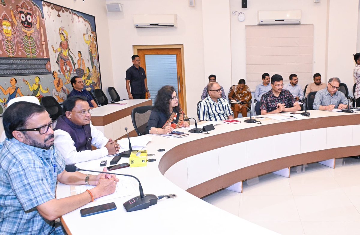 SRC_Odisha's tweet photo. Hon’ble Chief Minister Shri Mohan Charan Majhi reviewed the preparedness measures undertaken by the districts and concerned Departments in view of the low-pressure system over the Bay of Bengal and the impending cyclonic storm.@CMO_Odisha @SecyChief @rdmodisha @ndmaindia https://t.co/ETy2yU4oxg