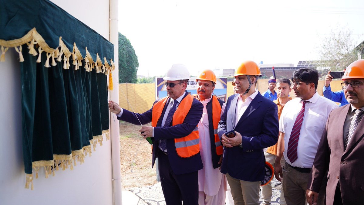 nationalgridpak's tweet photo. NationalGrid-Pakistan demonstrated live-line insulator washing at its TSG Training Center, showcasing maintenance without power interruptions. MD Engr. Altaf Hussain Malik commended staff expertise and stressed safety. He also broke ground for the Metering Excellence Center. https://t.co/k4C4HZzPGv