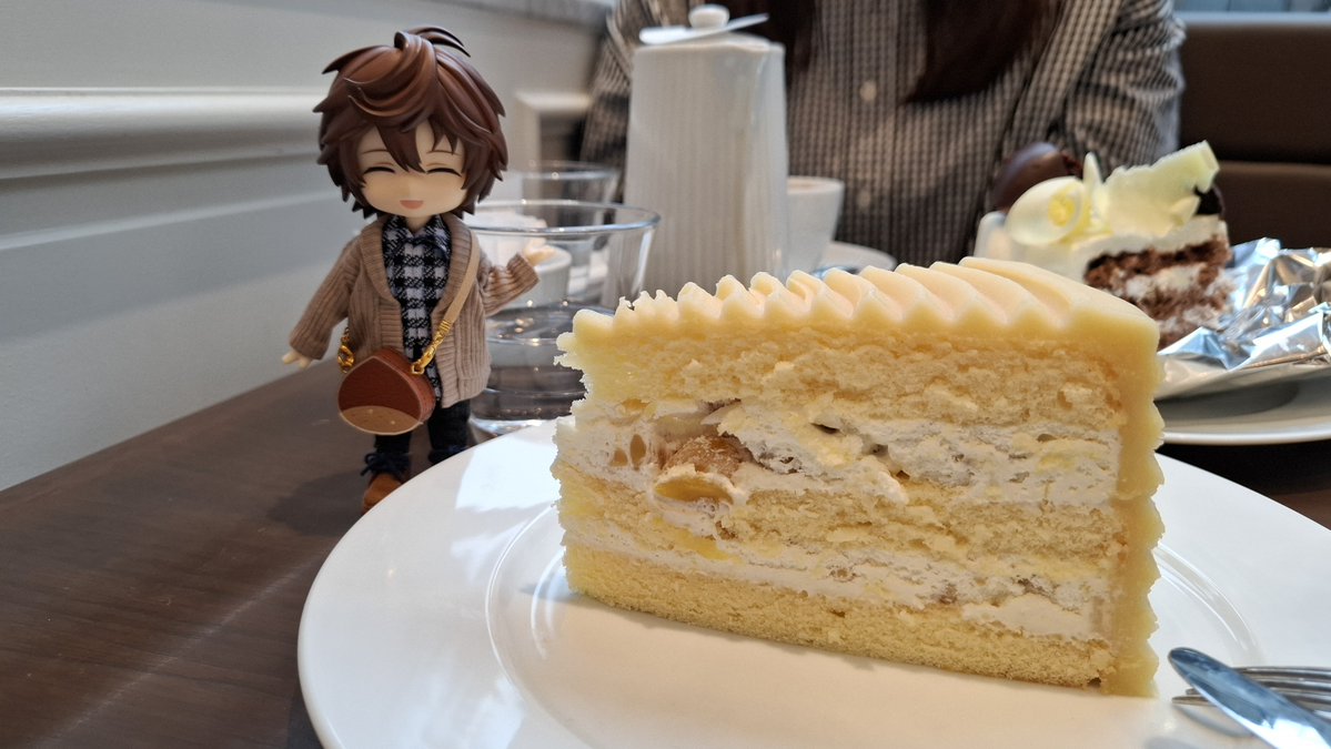 oukasakurai_ls's tweet photo. ボリュームがあるんだけどぺろりと食べれる大満足のランチセットだった！
その後はデザートは別腹方式でカフェへ移動して美味しいマロンケーキを堪能。アールグレイティーも美味しかった😋
充実した休みってこういう事を言うんだよね✨
ぬいちゃん&amp;サンちゃんも秋の味覚コーデとケーキに大満足だね🤭 https://t.co/wcFU0sT7rQ