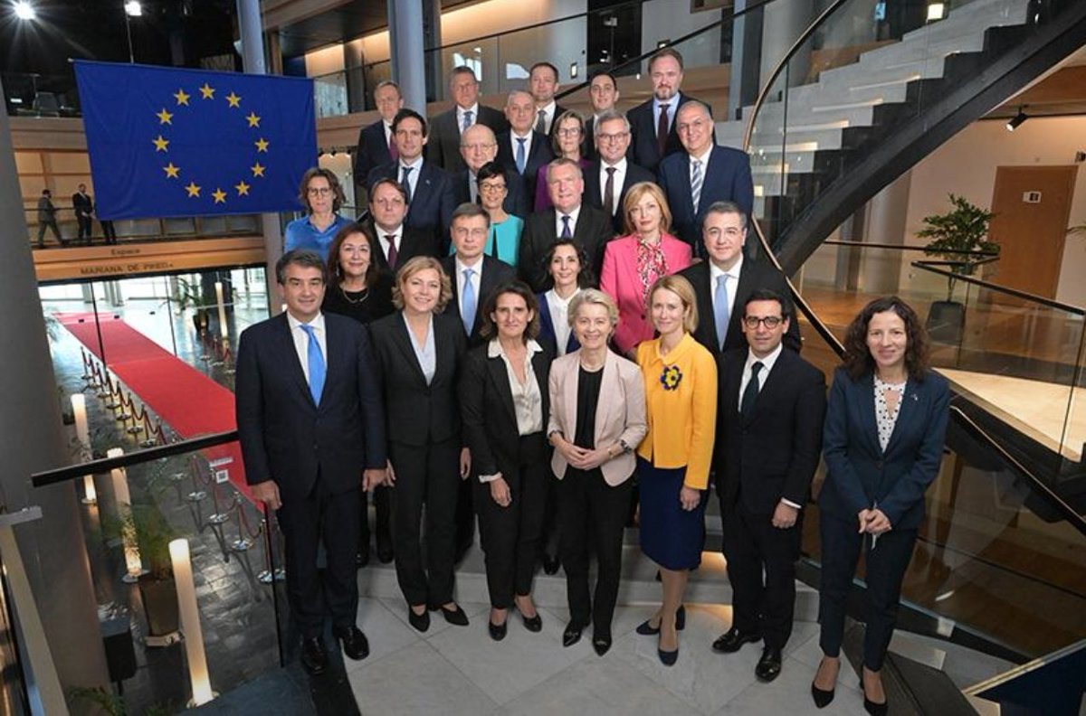 Resistance_SM's tweet photo. 🇪🇺 Ceci est la Commission européenne : 27 responsables non élus, largement protégés de la responsabilité démocratique directe, exerçant un pouvoir immense sur la vie de centaines de millions d’Européens.

Beaucoup sont des échecs politiques dans leurs propres pays, envoyés à Bruxelles après avoir terminé deuxièmes ou troisièmes chez eux, non pas comme une punition pour leur échec, mais apparemment comme un prix de consolation pour cela.

Et la conception institutionnelle propre à l’UE place ces commissaires au cœur même de son pouvoir, leur conférant un rôle central dans l’élaboration et la proposition des lois qui régissent l’Europe.

Réfléchissez-y : des politiciens rejetés par leurs propres électorats peuvent finir par exercer une influence immense sur la vie de millions de personnes qui n’ont jamais eu leur mot à dire directement sur leur mise en place.....

Info  @ricwe123