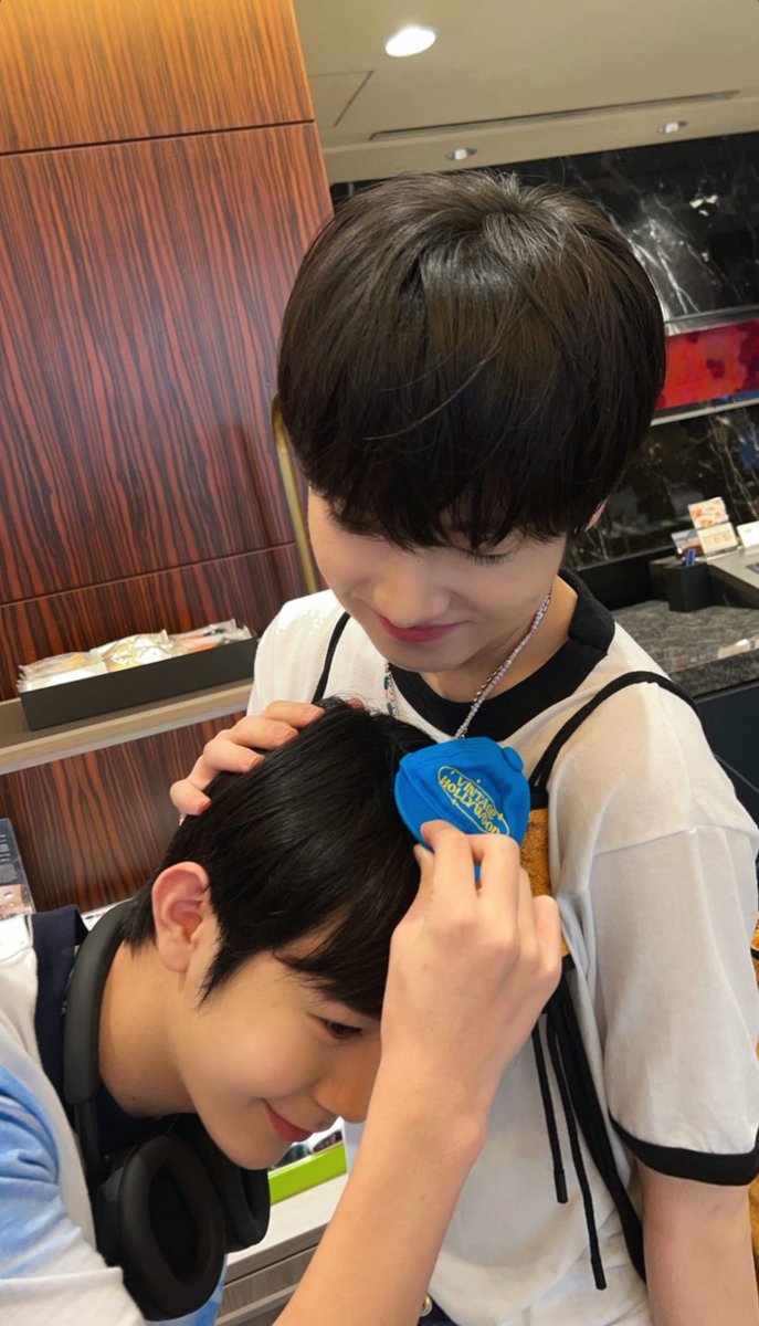 Iuckryo's tweet photo. 🦭: sakuya is the type to approach you first in order to get close to you 
🥐: i’m not really that type, its just that its you i wanted to get close to https://t.co/ZOLRxgx9jU