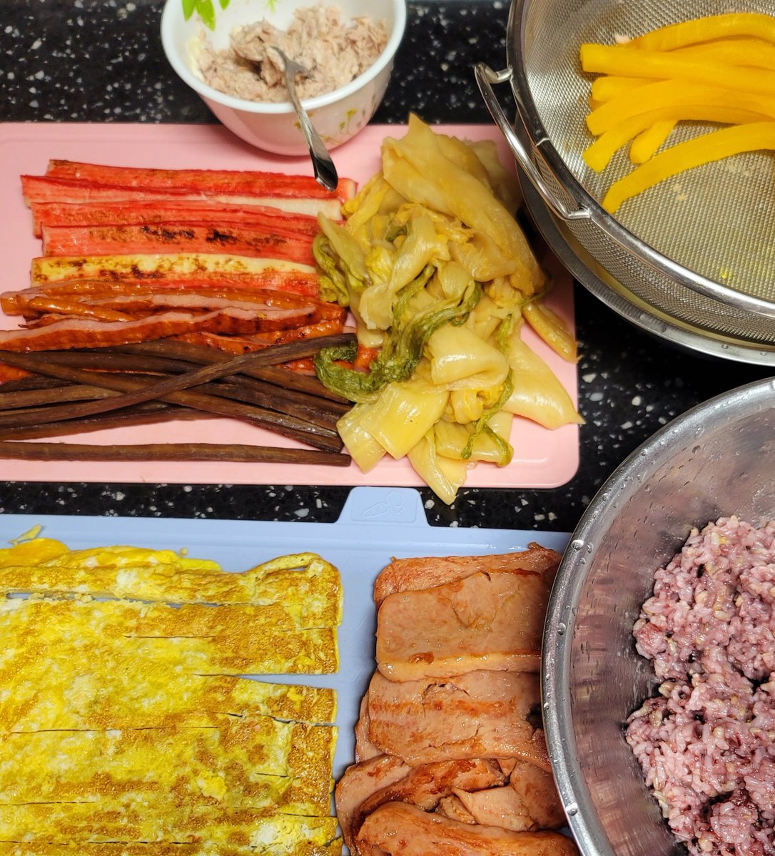 ikeuekeu897270's tweet photo. 너구리 너구리 일본 너구리 들아 
여기도 와줄수 있겠어?

나는 한국음식중 내가 만든 김밥을
소개해 주려고 해.
생각보다 김밥은 내가 원하는 것을 넣어서
먹으면 되고 꼭 동그랗게 할 필요도 없어

그리고 한국친구가 직접 만든 김밥을
선물한다면 그건 진짜 우정이야.

왜냐면 만들기가 너무 귀찮거든 😭

너구리들아 김밥도 많이 사랑해줘