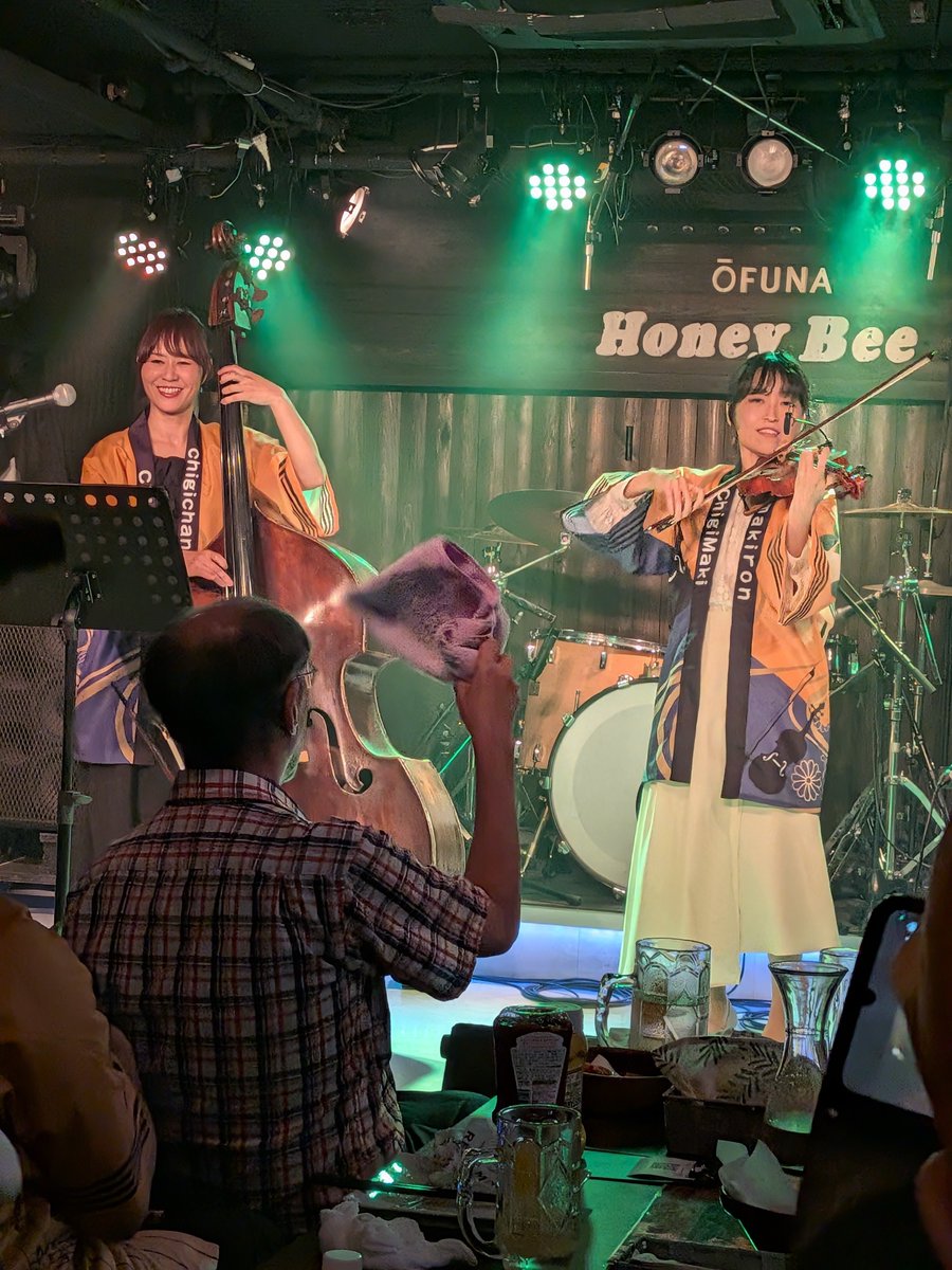 masagia1977's tweet photo. ＃大船ハニービーにて
＃ChigiMaki ＃MEGUBAND
コラボライブに参戦‼️

ChigiMakiらしいクラシックライブで
ありながら、今の時代らしいポップな
テイストの曲調に自然とリズムを
刻む自分がいて、相変わらず
楽しいライブだった。

今回はミュージカル『オペラ座の怪人』
の劇中歌も演奏し、想わずこみ上げる
ものがあった。

悲劇たるオペラ座の怪人を
コントラバスとヴァイオリンの
奏でる独特のハーモニーが、その
シンプルさ故に胸を打つ。

オーケストラでの重なるハーモニーも
面白いが、それとは真逆たる
シンプルに音色が伝わる楽しさは
彼女たちが演奏を楽しんでいたから
それに共鳴した結果だ。

さらにオリジナル曲は、クラシックでは
ない、今渇望する生命力と躍動感
あふれる曲調に、新たな時代の到来すら
想起させる。

こういう創造が、エンタメ界を大きく
発展させている一翼なのは
間違いない。

それはその場にいた全員の一体感と
楽器だからこそできる表現の
新しい境地に、冒険者のような
ワクワク感の連続。

まさに新時代のクラシックバンド。

それでいてMEGUBANDのお二人の
情感深い曲の連続は、これは
『視覚を取り去り、聴覚・触覚で
味わうこと』にこのバンドの真価を
これでもかと実感、奇跡体験の
ような感覚に陥る。

そう、私的には『奇跡の虹色、
ガンダムのアクシズショック』の
模様が視えていた感覚。

そこにどこか温かくて、みんなと
一体になった多幸感すら味わえる。

それに呼応したMEGUBANDも
さらに情感深く歌い演奏し上げて
これは、メジャーバンドよりも
音楽を楽しめたものだった。

アンコールは、ChigiMakiとMEGUBAND
でコラボして大団円。

こういうライブに参戦する価値は
お金では得られない心の充実と
自分の成長と可能性への希望を
見出だせる。

あなたも是非、このライブを体験して
ほしいです。

きっと新世界を体感できるから⋯🤟