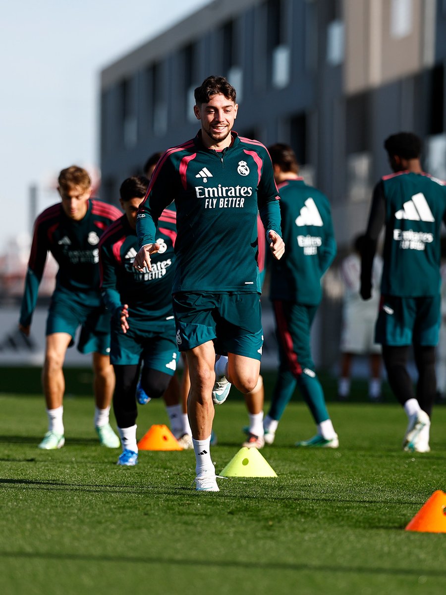 realmadrid's tweet photo. 😄🏋️🔛 https://t.co/Ap6EVZNApB
