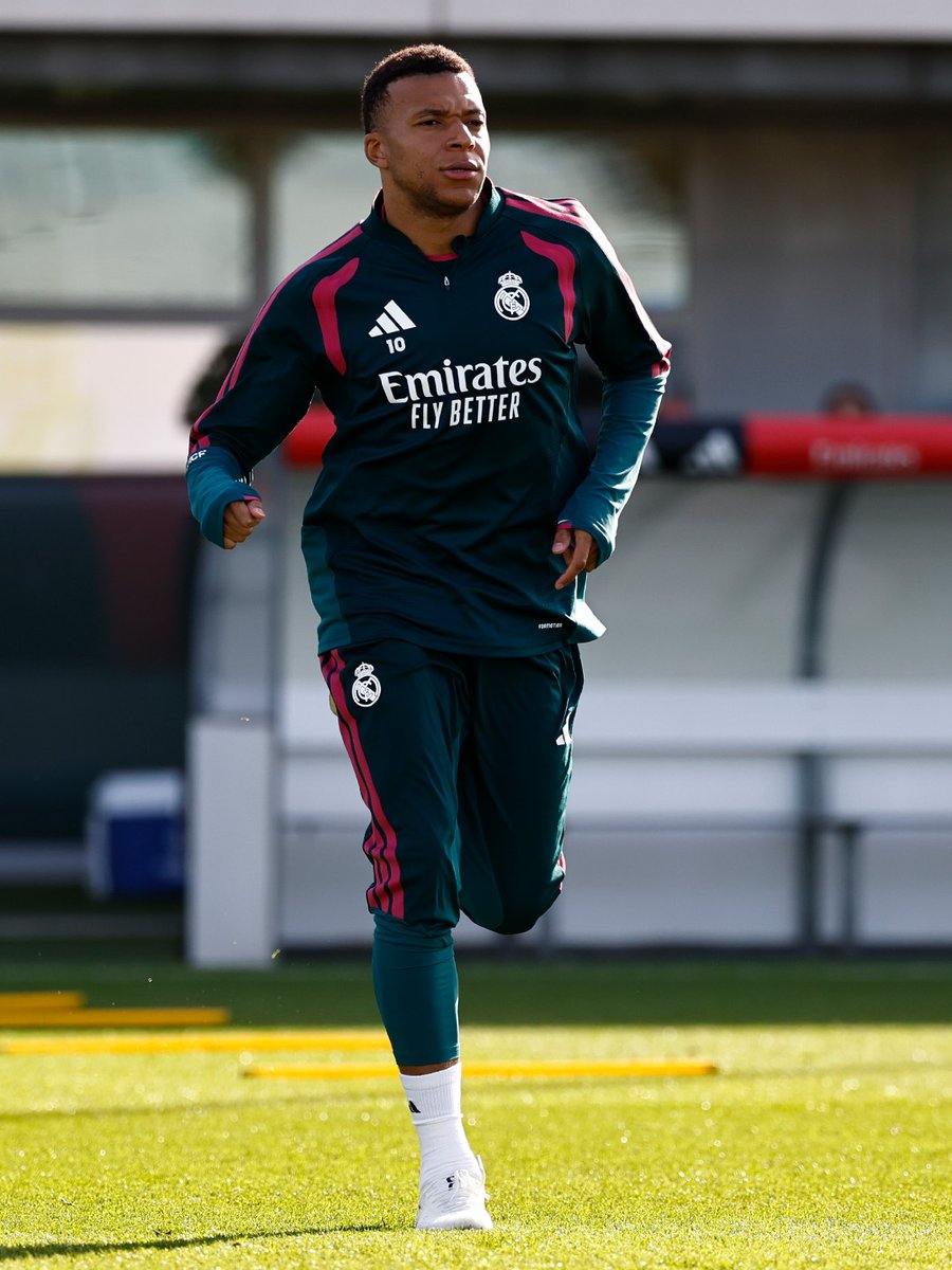 realmadrid's tweet photo. 🧠👀🔜 https://t.co/Nvj4KKTP7q