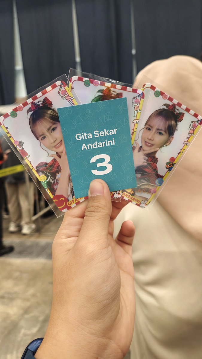 caiyuvbing's tweet photo. 🤓 : "tau ga kak kalo di depan ada mainan capitan? aku dapet banyak lohh" 
🐧 : "oh ya??!! 😮😧" 
🐧 : "waktu aku dateng sih belum ada" 
🤓 : "iyaa tauu, ada 6 mainan capitan, fix kamu harus coba sih" 
🐧 : "okay! nanti aku coba" 

tangan wangy nih namanya @A_GitaJKT48 https://t.co/P8HygoSGxC
