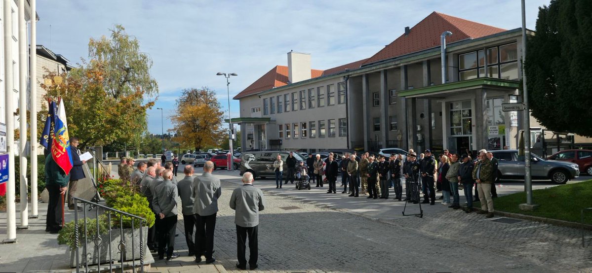 BrankoGrimsX1's tweet photo. Skupaj s kandidatkami in kandidati MO SDS Kranj na proslavi Mestne občine Kranj ob Dnevu suverenosti ob spomeniku na osamosvojitev in zmago v vojni za Slovenijo. 🇸🇮 https://t.co/eHIG3p44xf