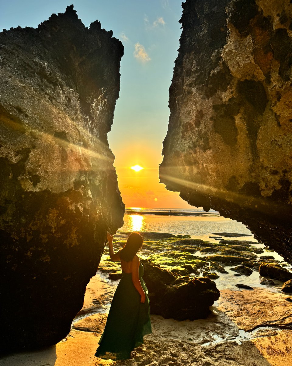 luistxz's tweet photo. If sunsets could tell stories, this one would be unforgettable—carved in rock, painted in gold, and felt deep in the soul. https://t.co/fSVLuQ7nrl