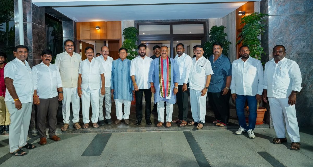 Congress4TS's tweet photo. నిజామాబాద్ జిల్లా అభివృద్ధి పనులపై సీఎం రేవంత్ రెడ్డితో టీపీసీసీ అధ్యక్షులు, ఎమ్మెల్సీ మహేష్ కుమార్ గౌడ్, ప్రభుత్వ సలహాదారు సుదర్శన్ రెడ్డి సమావేశం

మాదానగర్ రైల్వే బ్రిడ్జి, ఆర్సపల్లి ఓవర్ బ్రిడ్జి నిర్మాణాలకు నిధులపై చర్చ

రైల్వే బ్రిడ్జిలకు నిధుల మంజూరుకు సీఎం అంగీకారం

హైదరాబాద్: తెలంగాణ ముఖ్యమంత్రి రేవంత్ రెడ్డితో టీపీసీసీ అధ్యక్షులు, ఎమ్మెల్సీ మహేష్ కుమార్ గౌడ్, ప్రభుత్వ సలహాదారు సుదర్శన్ రెడ్డి సమావేశమయ్యారు.

ఈ సమావేశంలో   డీసీసీ అధ్యక్షులు నగేష్ రెడ్డి, నిజామాబాద్ జిల్లాకు చెందిన పలువురు ముఖ్య నేతలు పాల్గొన్నారు. ఈ సందర్భంగా నిజామాబాద్ జిల్లాలో చేపట్టాల్సిన అభివృద్ధి పనులు, పెండింగ్‌లో ఉన్న పలు ప్రాజెక్టుల పురోగతిపై చర్చించి సమీక్షించారు.

ముఖ్యంగా నిజామాబాద్ జిల్లాలోని మాదానగర్ రైల్వే బ్రిడ్జి, ఆర్సపల్లి ఓవర్ బ్రిడ్జి నిర్మాణాలకు అవసరమైన నిధుల కేటాయింపు అంశాన్ని ముఖ్యమంత్రి దృష్టికి తీసుకెళ్లారు. ఈ బ్రిడ్జిల నిర్మాణం పూర్తయితే ప్రజలకు రవాణా సౌకర్యాలు మెరుగుపడటంతో పాటు, ట్రాఫిక్ సమస్యలు గణనీయంగా తగ్గుతాయని నేతలు వివరించారు.

నేతల విజ్ఞప్తులపై స్పందించిన ముఖ్యమంత్రి రేవంత్ రెడ్డి, మాదానగర్ రైల్వే బ్రిడ్జి, ఆర్సపల్లి ఓవర్ బ్రిడ్జి నిర్మాణాలకు నిధుల మంజూరుకు అంగీకారం తెలిపినట్లు పేర్కొన్నారు.

ఈ రెండు బ్రిడ్జిల నిర్మాణం పూర్తయితే నిజామాబాద్ జిల్లా ప్రజలకు మెరుగైన రవాణా సౌకర్యాలు అందుబాటులోకి రావడంతో పాటు, ఆయా ప్రాంతాల అభివృద్ధికి మరింత ఊతం లభించనుంది.