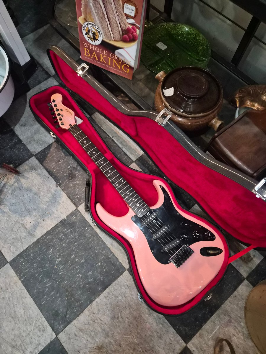 markplasma's tweet photo. the junk shop is open every weekend thru the holidays

books + guitars + all kinds of cool shit + all available bruiser zines &amp; distro titles

1825 N Charles get in https://t.co/Ahd8qPlkjU
