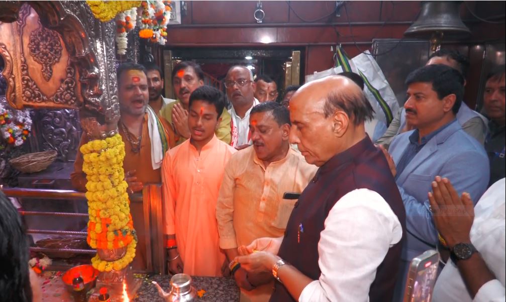 ani_digital's tweet photo. Rajnath Singh visits Sankat Mochan, Kaal Bhairav temples in Varanasi

Read @ANI Story | https://t.co/EjNg3CGts4

#RajnathSingh #Varanasi #PMModiVisit https://t.co/PMByaxq8fv