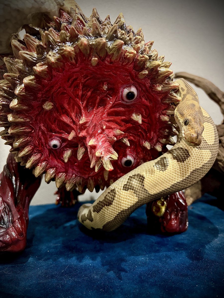 sohubi0222's tweet photo. どんなに巻きつかれようとも
カオスは倒れない！！
そしてその状態から
ついにカオスは異様な音を立て
大きな頭を回し始めるのだった、、、

#暗黒エンターテイメント https://t.co/HlMTHw3aoS