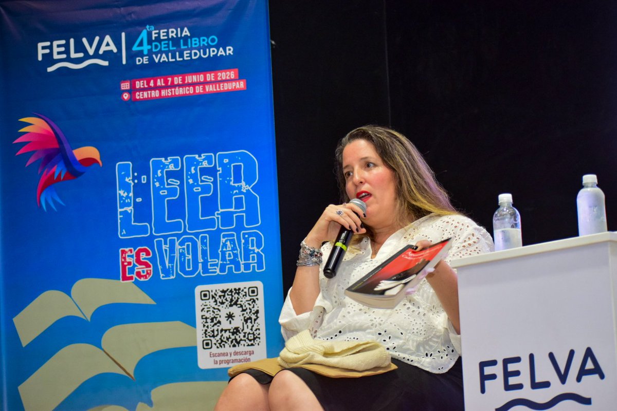 El_Pilon's tweet photo. #Cultura🤩👏🏼 Con el auditorio lleno, Agustina Bazterrica abrió el PosFelva en Valledupar

La escritora argentina, autora de Cadáver exquisito, se encontró con cientos de lectores vallenatos en la apertura del PosFelva 2026, donde conversó sobre el feminismo, la violencia contra las mujeres y el poder del lenguaje. Durante el diálogo, explicó cómo nacieron algunas de sus novelas, defendió la capacidad de la literatura para generar reflexión y adelantó detalles de su próximo libro, una distopía ambientada en Buenos Aires.

La programación continuará del 28 al 30 de octubre con los escritores Orlando Oliveros Acosta, Simón Posada Tamayo y Fernando Gómez Echeverri, quienes abordarán la obra de Gabriel García Márquez, los retos del periodismo frente a la inteligencia artificial y las historias detrás del arte colombiano. La agenda también incluye la premiación del concurso estudiantil «Leer es nuestro cuento», una muestra editorial y un trueque de libros. Las actividades serán de entrada libre.