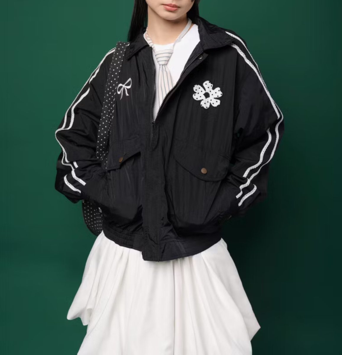 kariniadisa's tweet photo. Rekomendasi jaket wanita sporty look ✨ 

Jaket wanita dengan aksen garis putih di lengan bikin outfit makin kece tanpa effort lebih. Cocok buat ngampus, jalan-jalan, olahraga ringan, sampai daily outfit. 🖤🤍 https://t.co/0cHDBR5HBD