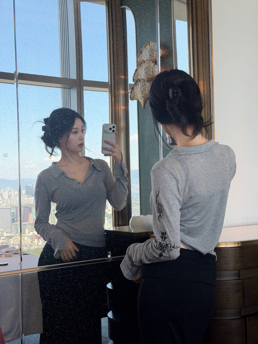 hyewonkanng's tweet photo. ‘+82-blog..’ ♥︎ reflect with a view. i had to be grateful twice today. once for the city, which was generous enough to show off for me, and once for the glass, which kindly returned the favor. two beautiful things in one place, and i happened to be standing between them. https://t.co/XKpLh22ewv