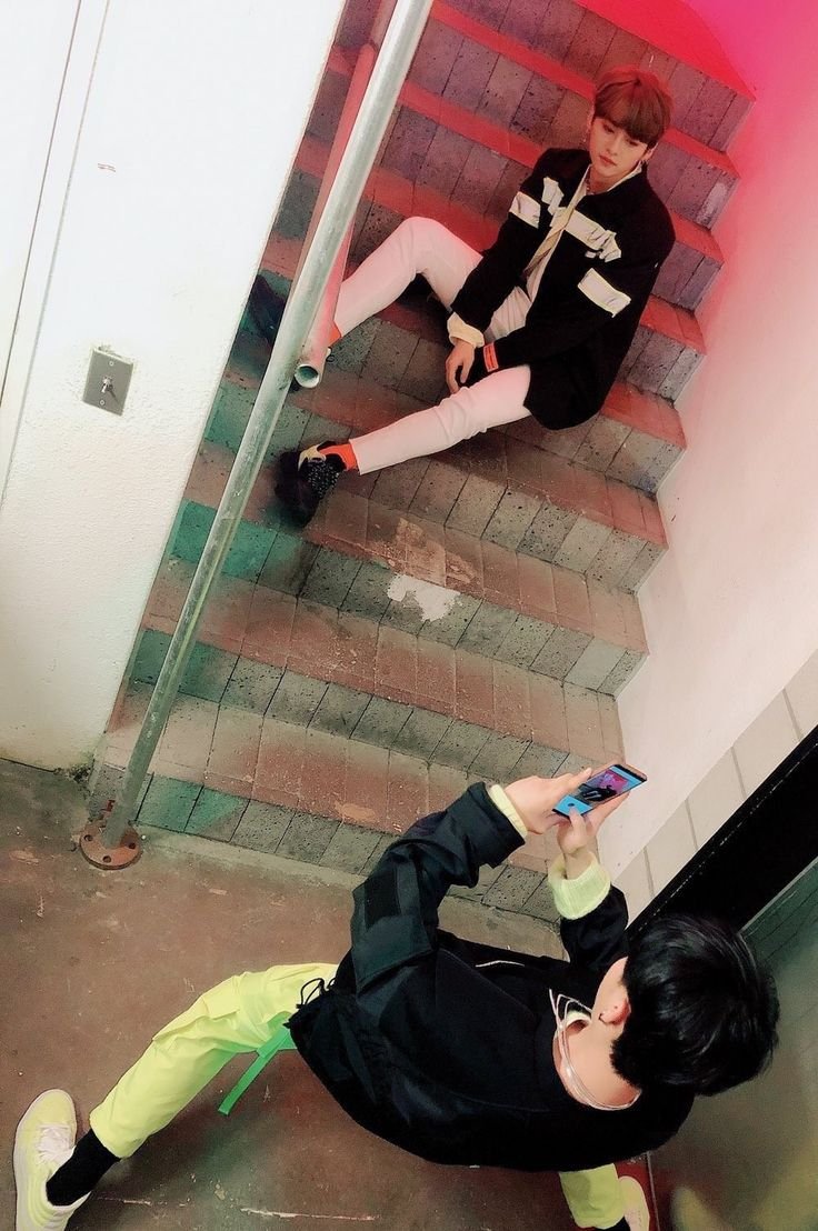 oldchangbin_'s tweet photo. happy birthday to our talented  reliable dancing gem minho, we love you so much! 🐰🤍🐷🐰 https://t.co/hu77pY1NQz