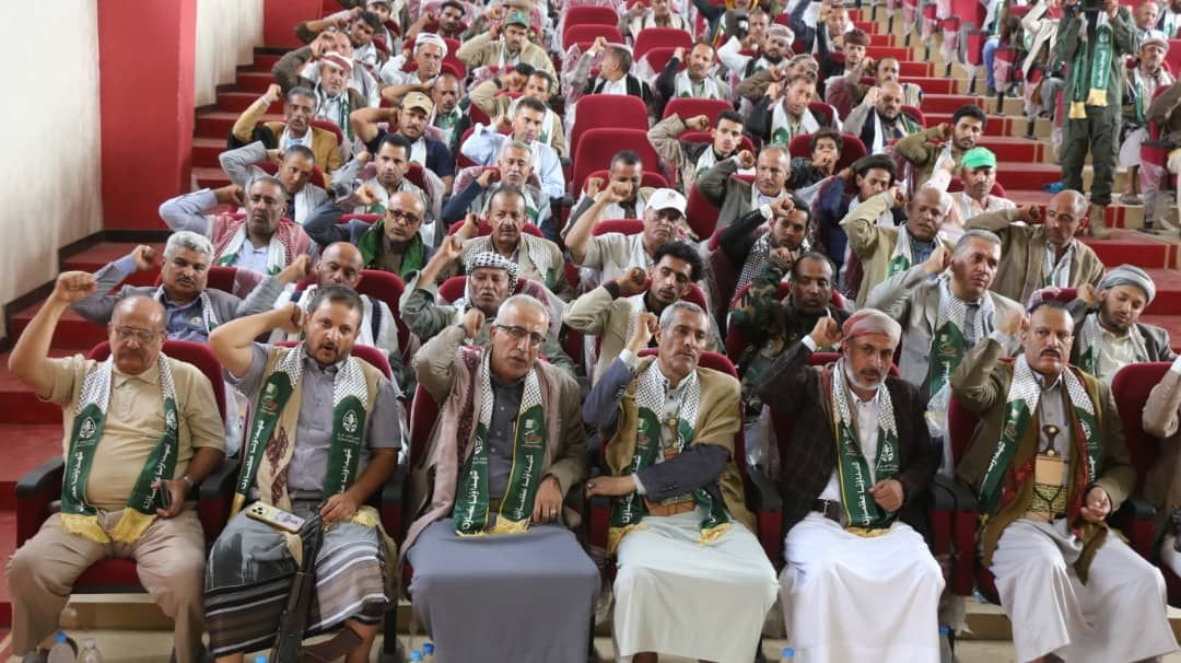 Alshohadaayemen's tweet photo. تعز | تدشين فعاليات الذكرى السنوية للشهيد 1448هـ بافتتاح معرض للشهداء وزيارات ميدانية لأسرهم وروضات الشهداء

 دشّنت بمحافظة تعز، اليوم، فعاليات وأنشطة الذكرى السنوية للشهيد 1448هـ، بافتتاح معرض لصور الشهداء وتنفيذ زيارات ميدانية لأسرهم وروضات الشهداء، بحضور وكيلي المحافظة محمد الحسيني وطه البريهي، ومسؤول الوحدة الاجتماعية حامس الحباري، ومدير عام فرع الهيئة العامة لرعاية أسر الشهداء علي الجنيد، ومساعد قائد المنطقة العسكرية الرابعة العميد حمود شتان، وعدد من أعضاء المكتب التنفيذي ومديري المديريات والعلماء.

وخلال الفعالية، أكد عضوا رابطة علماء اليمن، العلامتان رضوان المحيا وأحمد المروني، عظمة مكانة الشهداء وتضحياتهم في سبيل الله، وأهمية الوفاء لدمائهم واستلهام مواقفهم البطولية والسير على نهجهم، مشيرين إلى أن إحياء الذكرى يجسّد الاعتزاز بتضحياتهم ويعزز ثقافة الشهادة والاستشهاد.

وتخللت الفعالية كلمة ترحيبية ألقاها محمد الضمدي، وقصيدة شعرية للشاعر أحمد الضمدي، عبّرت عن عظمة الشهداء ومكانتهم وتضحياتهم في سبيل الله والوطن.

وعقب الفعالية، توجّه المشاركون إلى روضة الشهداء «الصماد» في الحوبان، وقرأوا الفاتحة على أرواح الشهداء، بمشاركة مدير عام فرع الهيئة علي الجنيد ومدير عام مكتب المحافظ فائز الموشكي.

وشهدت مديريات المحافظة إقامة فعاليات خطابية وافتتاح معارض لصور الشهداء، إلى جانب تنفيذ زيارات ميدانية لروضات الشهداء وتفقّد أسرهم، في إطار الوفاء لتضحيات الشهداء وتجسيد الاهتمام بأسرهم واستحضار مآثرهم البطولية.

#شهداؤنا_عظماؤنا 
#الذكرى_السنوية_للشهيد_1448هـ