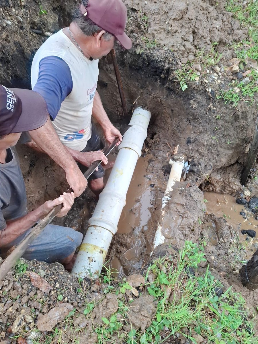 CentroInforma's tweet photo. 🚧👷¡Avanzamos en la reparación diaria de fugas de agua! Del 19 al 22 de octubre se atendieron 30 fugas en las siguientes ubicaciones:

📍 Calle Hidalgo, Col. Tamulté de las Barrancas
📍 Prol. de 27 Febrero esq. Paseo Tabasco No.3211, Col. Tabasco 2000
📍 Gutiérrez Eskildsen, Col. Centro 
📍 Cda. de Almendra No. 173, Fracc. las Brisas.
📍 Cda de Calandria No. 137, Fracc. del Parque
📍 Río Grijalva esq. Ruiz Cortines, Col. Casa Blanca
📍 Pagés Llergo No. 331, Nueva Villahermosa 
📍 Alfonso Vicens Saldívar, fte a la cancha de basquetbol, Col. Gaviotas Norte
📍 Av. Las Américas No. 105, Col. Lidia Esther
📍 Cristóbal Colón No. 206, Col. Lidia Esther
📍 20 de Noviembre por la orilla del río fte. Al Fracc. San José, Col. Sabina
📍 Andador 3, Fracc. Lomas de Ocuiltzapotlán I
📍 Carretera Principal s/n que conduce al Fracc. Carlos Pellicer, Ra. Medellín y Madero 2da. Sección
📍 Carretera Principal s/n, Ra. Aniceto, VTS
📍 Carretera Principal km. 10+100, Ra. Buenavista 1ra. Sección
📍 Carretera Principal km. 14, Ra. Buenavista 1ra. Sección
📍 Carretera Principal km. 10+150, Ra. Buenavista 1ra. Sección
📍 Carretera Principal km. 14+150, Ra. Buenavista 1ra. Sección
📍 Gustavo A. Rovirosa atrás del COBATAB plantel No. 2 entrada por la funeraria, Fracc. Vista Alegre
📍 Emilio Carranza en la cda de Carranza, Atasta de Serra
📍 117, Col. Primero de Mayo
📍 Av. 16 de Septiembre No. 611, Col. Primero de Mayo 
📍 Periférico Carlos Pellicer Cámara fte a la gasolinera serví fácil, Col. Cura hueso
📍 Campo Mazateupa frente a casa de portón color cafe, no. 222, Fracc. Carrizal 
📍 Ahuehuete frente al edificio bagre, Fracc. Heriberto Kehoe
📍 Avellana frente a casa de columnas de ladrillo, No. 108, Fracc. Heriberto Kehoe
📍 Av. Las Flores frente a casa color blanco, no. 209, Fracc. Heriberto Kehoe
📍 Naranjo frente a casa de barda color pistache, no. 128, Fracc. Heriberto Kehoe
📍 Callejón Blancas Mariposas No. 126-a, Col. Centro Delegación III
📍 Callejón Blancas Mariposas No. 105, Col. Centro Delegación III

📱Te invitamos a reportar las fugas de agua al 072 en el Centro de Monitoreo de Servicios Municipales.