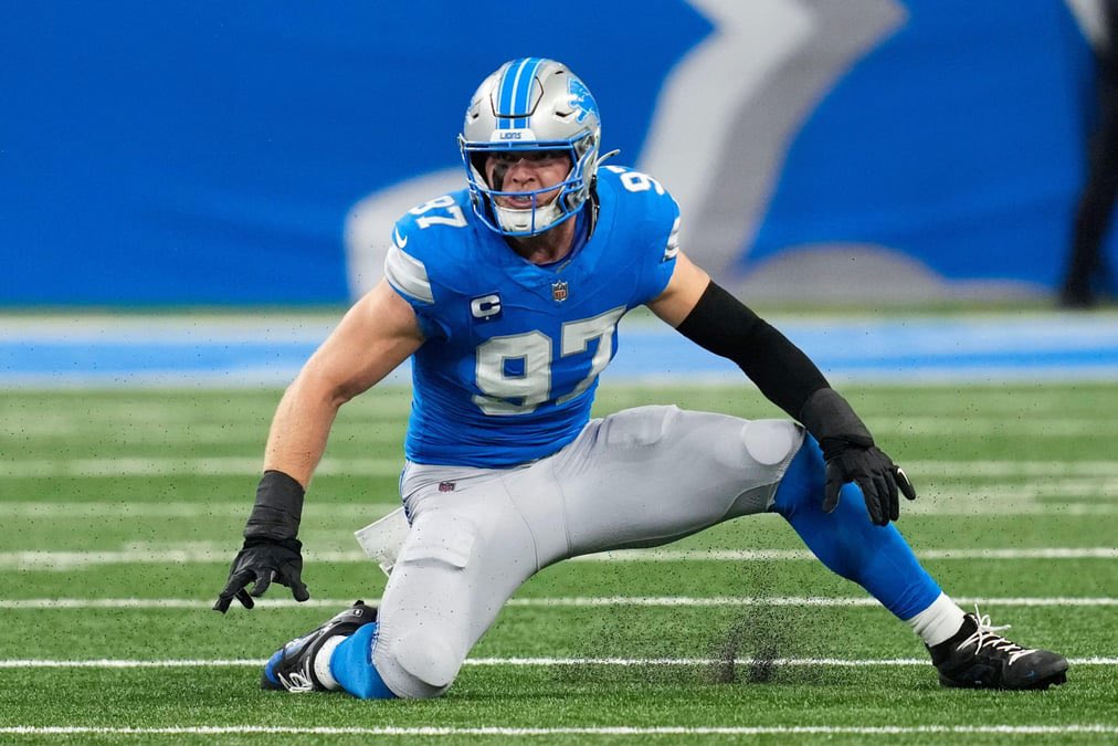 PolymarketBlitz's tweet photo. 🚨𝗧𝗥𝗘𝗡𝗗𝗜𝗡𝗚: DL Aidan Hutchinson called a defensive players-only meeting after the loss to Carolina:

"Everybody's ass was tight"

(@davebirkett) https://t.co/LdpmxeMC1f
