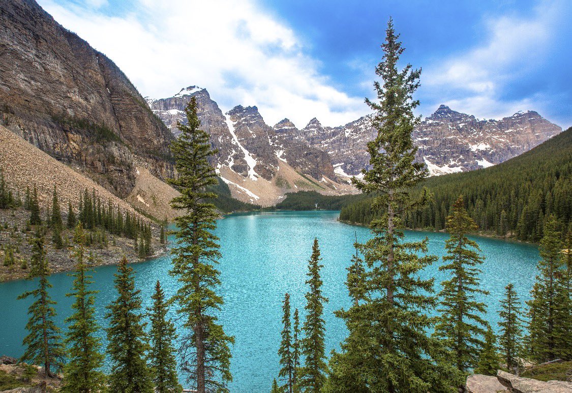 World's tweet photo. Is Moraine Lake on your ultimate travel bucket list? 🏔️🇨🇦 

#TravelTheWorld #Banff #MoraineLake #Wanderlust #Explore https://t.co/xyE5GrO5Dy