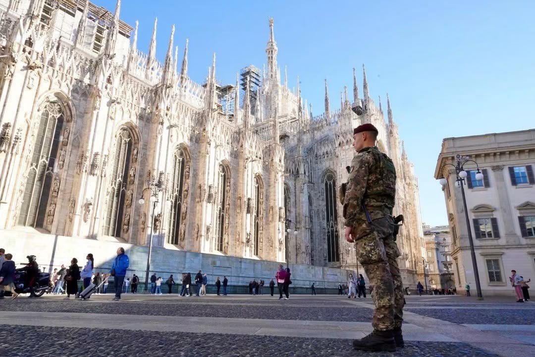 Ignazio_LaRussa's tweet photo. Solo ai delinquenti e a qualche sessantottino in ritardo con la storia danno fastidio le nostre donne e i nostri uomini in divisa. Buon lavoro ai 500 paracadutisti della Folgore, impegnati da oggi a Milano nell’ambito dell’operazione “Strade sicure”. https://t.co/fE0nHQPouV
