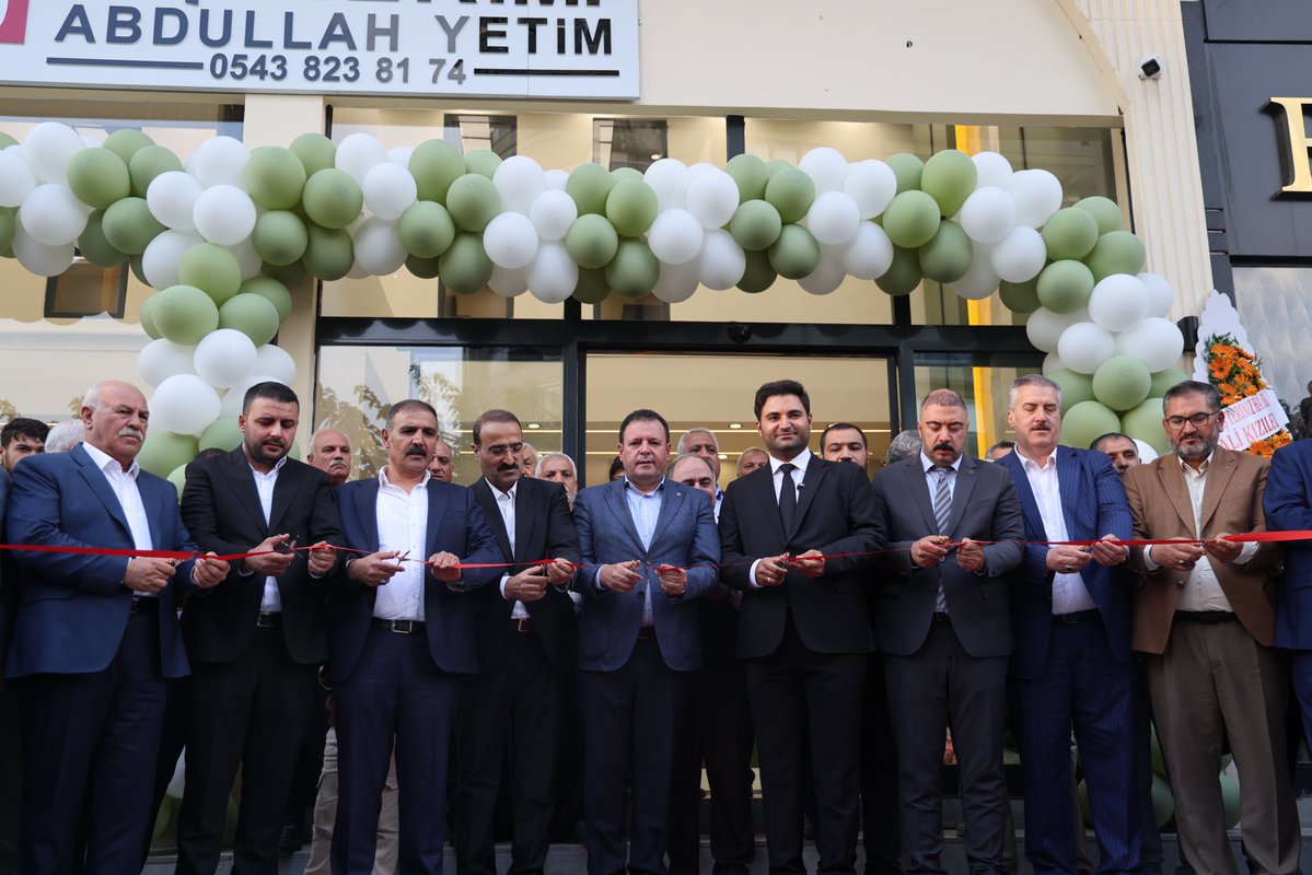 mdoganyetim's tweet photo. Diş Hekimi Abdullah Yetim’in Diş Kliniği açılış programına il protokolümüzle birlikte katıldık.

Şanlıurfa’mızda ağız ve diş sağlığı alanında hizmet verecek yeni bir kliniğin faaliyete başlamasından memnuniyet duyuyor, hemşehrilerimize hayırlı olmasını temenni ediyorum.

Nazik daveti ve misafirperverliği için Diş Hekimi Abdullah Yetim’e teşekkür ediyor, yeni kliniğinde başarılar diliyorum.

@sanliurfatso  @Abdullahyetim25 @komiteleri @TOBBiletisim @RHisarciklioglu
