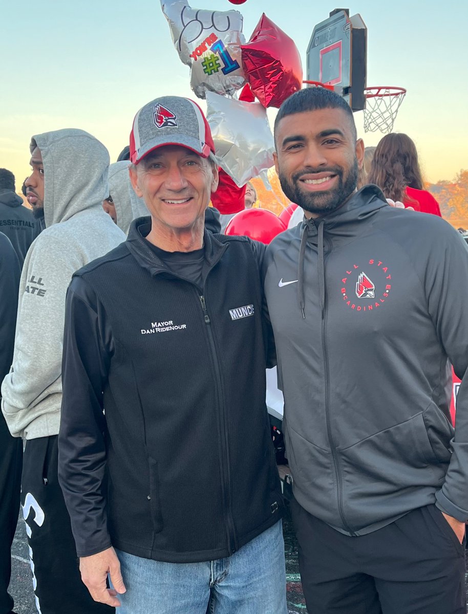 BallStateMBB's tweet photo. Our team at this morning’s Homecoming parade! https://t.co/WrtRDP1cAH