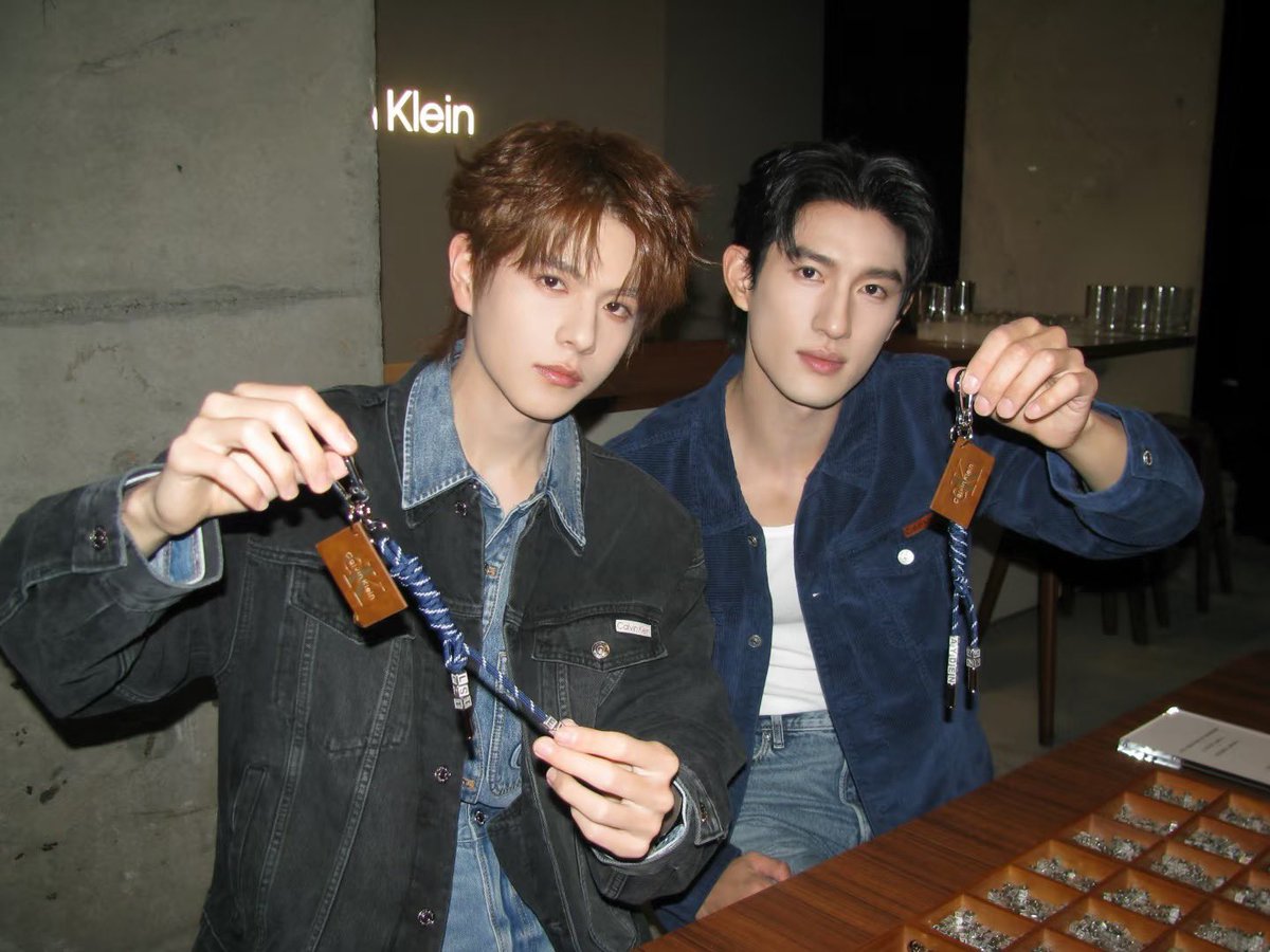 katdramalover2's tweet photo. Ayden just updated his xhs: 
Super Busy

so this is how you show off your partner, huh? 🤭

#政瞳 #AyLio https://t.co/DmDKJw4eMb