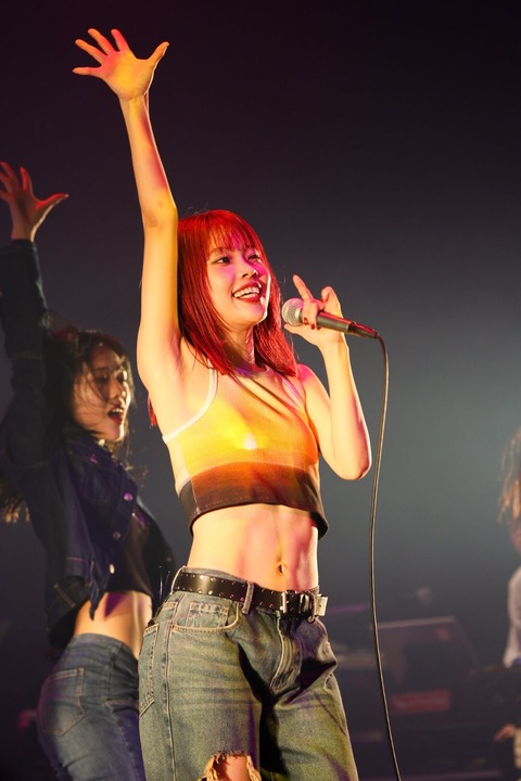 zlaykavala's tweet photo. 【話題】元BiSH・アイナ・ジ・エンド、ライブで出血大サービス
白ドレスで脚を大きく開いて座る姿やソックス履き直し、クロップトップで腹部露出が「サービスしすぎ」と話題に https://t.co/dlHroRlmWo
