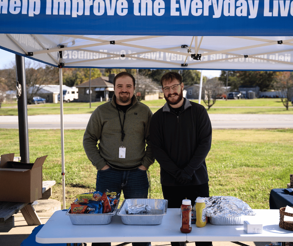 Atomic_CU's tweet photo. Our Oak Hill branch celebrated our members yesterday with hot dogs, chips, and drinks outside the branch! We loved the opportunity to serve our members and show how much we appreciate each and every one of them. Thank you for being part of our Atomic family! 🌭  #ACU4U https://t.co/3MiMyeqQdy
