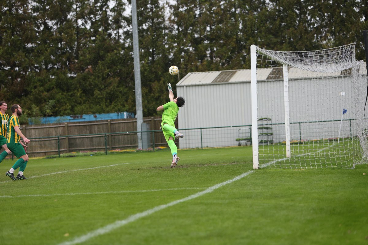 DunstableFC's tweet photo. What a header JJ ⚽

#WeStandTogether #YouAreEnough https://t.co/61n46q7RG0