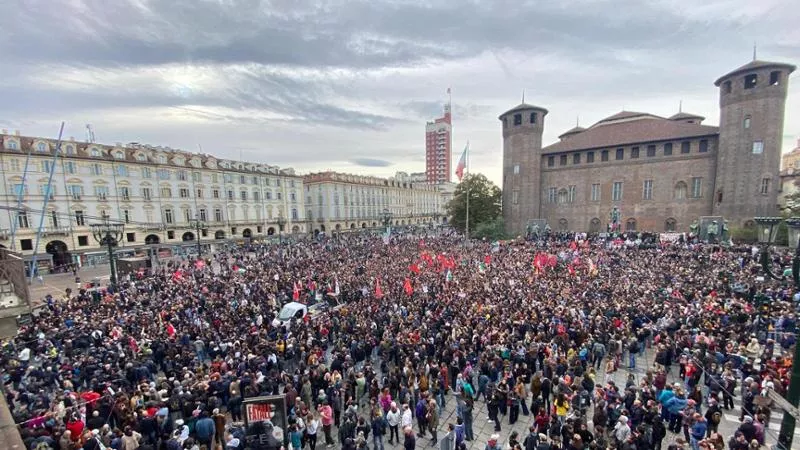 Italia24HLive's tweet photo. 👥Corteo a Torino contro riarmo, caro benzina e data center.

«Noi la guerra non la vogliamo. No data center, no caro benzina, no invio di armi». Video e foto da La Stampa. https://t.co/MwpUvOk4fb