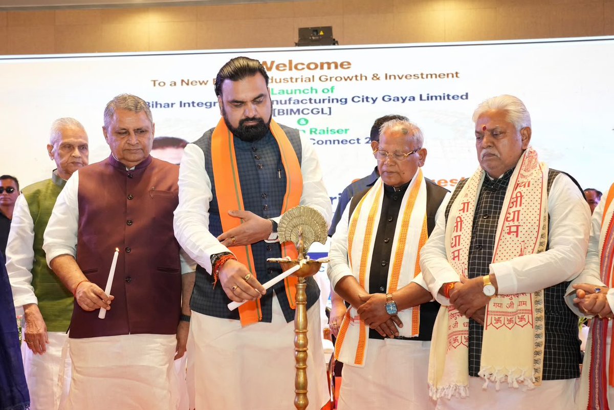 IPRDBihar's tweet photo. माननीय मुख्यमंत्री श्री सम्राट चौधरी जी ने आज बोधगया में बिहार इंटीग्रेटेड मैन्युफैक्चरिंग सिटी गया लिमिटेड (BIMCGL) का औपचारिक शुभारंभ किया। इस अवसर पर बिहार बिजनेस कनेक्ट-2027 के कर्टेन रेज़र समारोह का भी शुभारंभ किया गया।

माननीय मुख्यमंत्री जी ने कहा कि उद्योगों के लिए बिहार अब पूरी तरह तैयार है। उन्होंने निवेशकों से राज्य के प्रति अपनी सोच बदलने का आह्वान किया।

उन्होंने कहा कि अमृतसर-कोलकाता इंडस्ट्रियल कॉरिडोर के अंतर्गत गया जी के डोभी प्रखंड में 1,670 एकड़ में विकसित होगी बिहार इंटीग्रेटेड मैन्युफैक्चरिंग सिटी।

#samratChoudhary
#CMsamrat