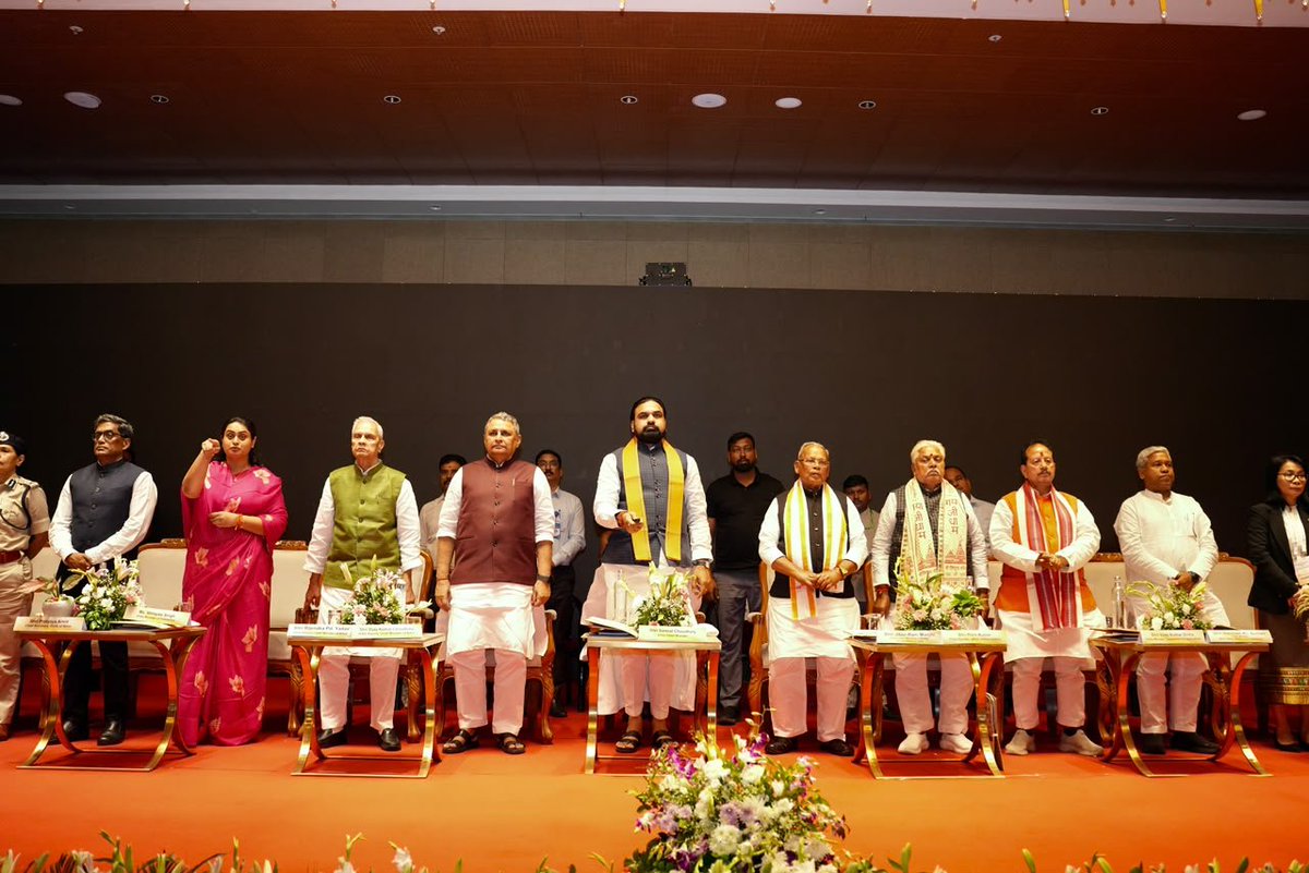 IPRDBihar's tweet photo. माननीय मुख्यमंत्री श्री सम्राट चौधरी जी ने आज बोधगया में बिहार इंटीग्रेटेड मैन्युफैक्चरिंग सिटी गया लिमिटेड (BIMCGL) का औपचारिक शुभारंभ किया। इस अवसर पर बिहार बिजनेस कनेक्ट-2027 के कर्टेन रेज़र समारोह का भी शुभारंभ किया गया।

माननीय मुख्यमंत्री जी ने कहा कि उद्योगों के लिए बिहार अब पूरी तरह तैयार है। उन्होंने निवेशकों से राज्य के प्रति अपनी सोच बदलने का आह्वान किया।

उन्होंने कहा कि अमृतसर-कोलकाता इंडस्ट्रियल कॉरिडोर के अंतर्गत गया जी के डोभी प्रखंड में 1,670 एकड़ में विकसित होगी बिहार इंटीग्रेटेड मैन्युफैक्चरिंग सिटी।

#samratChoudhary
#CMsamrat