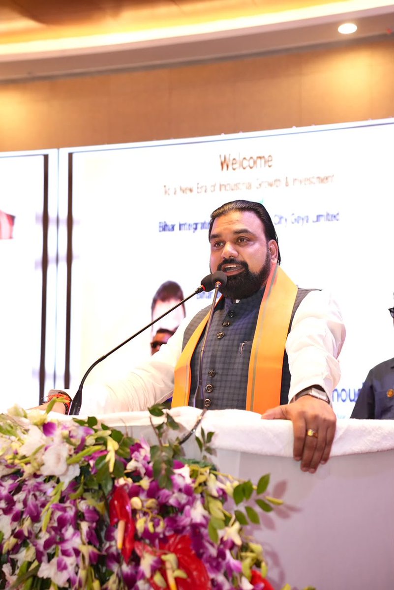 IPRDBihar's tweet photo. माननीय मुख्यमंत्री जी ने कहा कि परियोजना में लगभग ₹16,500 करोड़ के निवेश की क्षमता तथा 1 लाख से अधिक रोजगार के अवसर सृजित होने की संभावना।

उन्होंने कहा कि बिहार बिजनेस कनेक्ट-2027 का आयोजन 17 एवं 18 फरवरी 2027 को होगा।

माननीय मुख्यमंत्री जी ने कहा कि मगध के नाम पर टाउनशिप और सांस्कृतिक विरासत केंद्र स्थापित किए जाएंगे। उद्योग एवं आधारभूत संरचना के विकास के लिए लगभग 13,500 एकड़ भूमि अधिग्रहण की प्रक्रिया जनवरी तक पूरी होने की संभावना है।

गया को दुबई और काठमांडू से हवाई मार्ग द्वारा जोड़ने की योजना के साथ भागलपुर, सोनपुर सहित अन्य क्षेत्रों में हवाई संपर्क के विस्तार पर भी जोर दिया जाएगा।

माननीय मुख्यमंत्री जी ने बिहार फाउंडेशन के माध्यम से 55 देशों के लोगों से जुड़ाव का उल्लेख करते हुए प्रवासी बिहारियों से अपनी मातृभूमि से जुड़े रहने और बिहार की नई औद्योगिक पहचान को विश्वभर में पहुंचाने का आह्वान किया।

#samratChoudhary
#CMsamrat