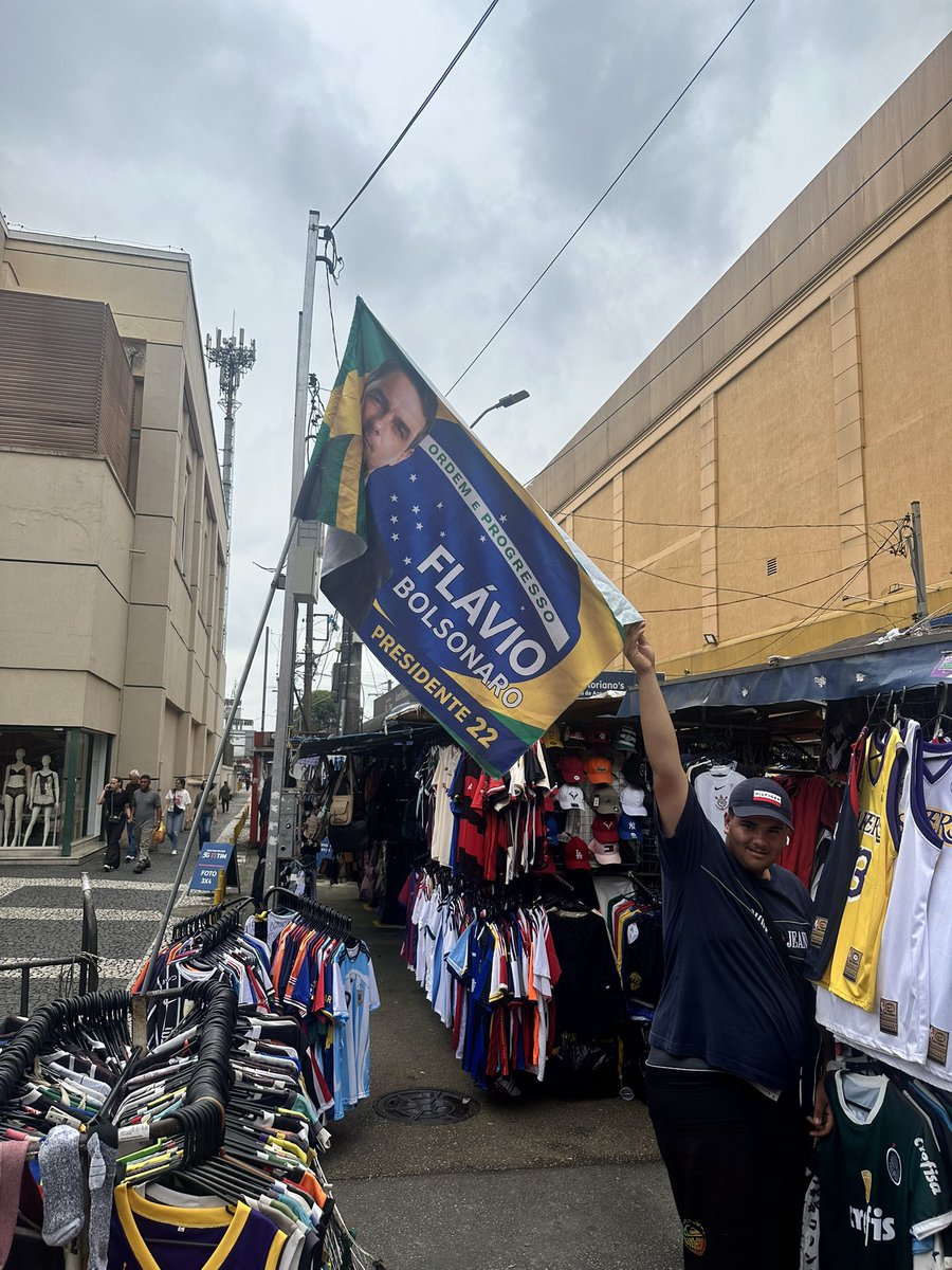 clarke_de_souza's tweet photo. O Lula não tem raiva dos banqueiros. Pelo contrário, é amigo deles. Por isso, os juros estão altos. Porém, Lula e toda a esquerda têm raiva do trabalhador, do comerciante e do povo que sabe onde o calo aperta.

Mais um trabalhador aqui de Osasco declarando seu apoio ao próximo presidente do Brasil, Flávio Bolsonaro!