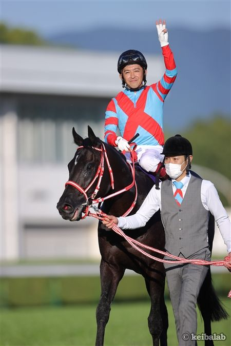 keibalab's tweet photo. 【飛行機雲の描く未来は…】
2020年10月25日、菊花賞。勝ったのはコントレイル。史上8頭目のクラシック三冠馬が誕生してから今日で6年。

2026年10月25日、誕生するのはコントレイル以来のクラシック三冠馬か、それともコントレイル産駒初のG1馬か。
#コントレイル #菊花賞
https://t.co/mZEf5iPWym https://t.co/xdGhay8o2Z