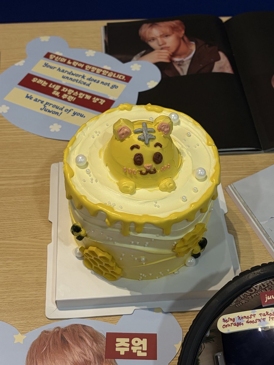 anahaninya's tweet photo. journaling + kwentuhan (na may halong crash out sa dulo) = afternoon well spent~ 🐯💛

thank you so much  @seojeoyakult for organizing this event!!! really love your kit as always. 🥹🫶

#HappyWithWONblebee
#JuwonOurHappiness
#JUWON #박주원 https://t.co/SNvehKn2dQ