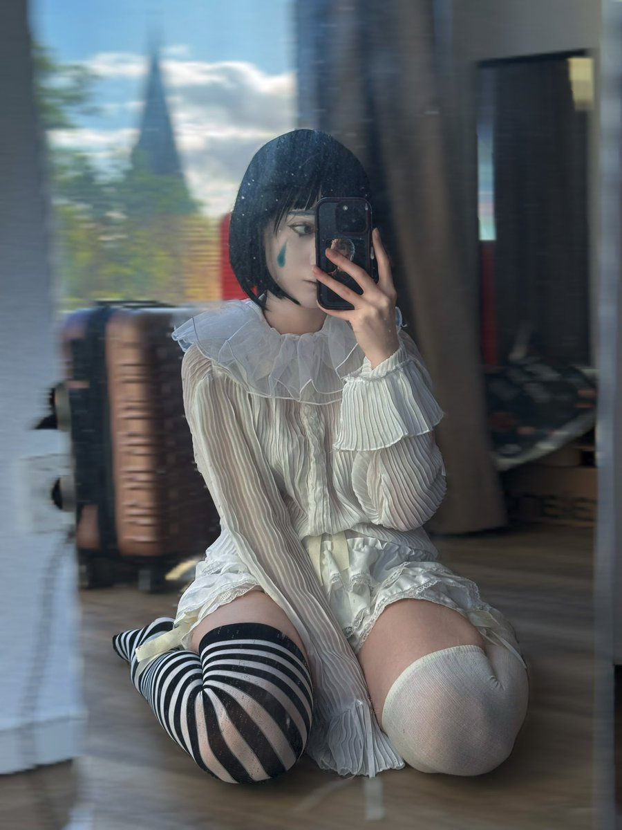 sunikol00's tweet photo. just a regular Pierrot clown outfit check https://t.co/cgpCAQ2nvu
