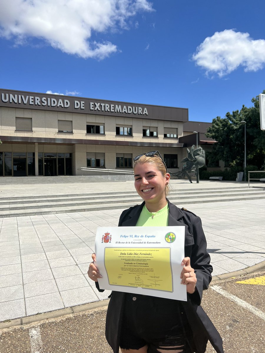 LidiaDiaz110900's tweet photo. Para los que dicen que las chicas que tenemos OF 💙 no somos inteligentes, a las pruebas me remito: Graduada en Criminología y considerada de las mejores de mi promoción por mis buenas notas! 
Ahora vas y lo cascas 🫢 https://t.co/opuYgFhdjl