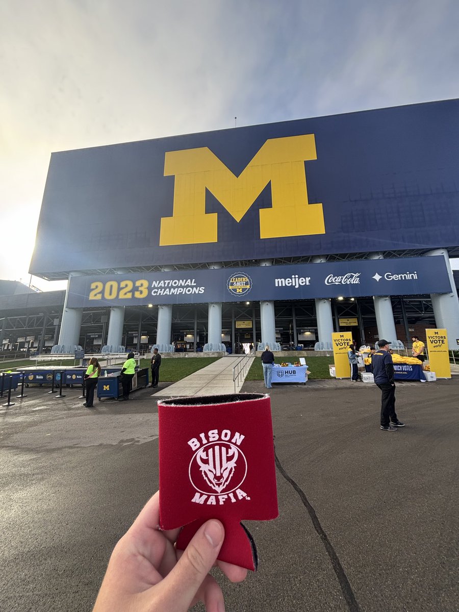 UpstairsPub_IU's tweet photo. Boots on the ground in enemy territory ... @thebisonmafia 

We ALL the way up in here !!

LFG Hoosiers !!! 🔥🏈🔴⚪️ https://t.co/Zseyee615e