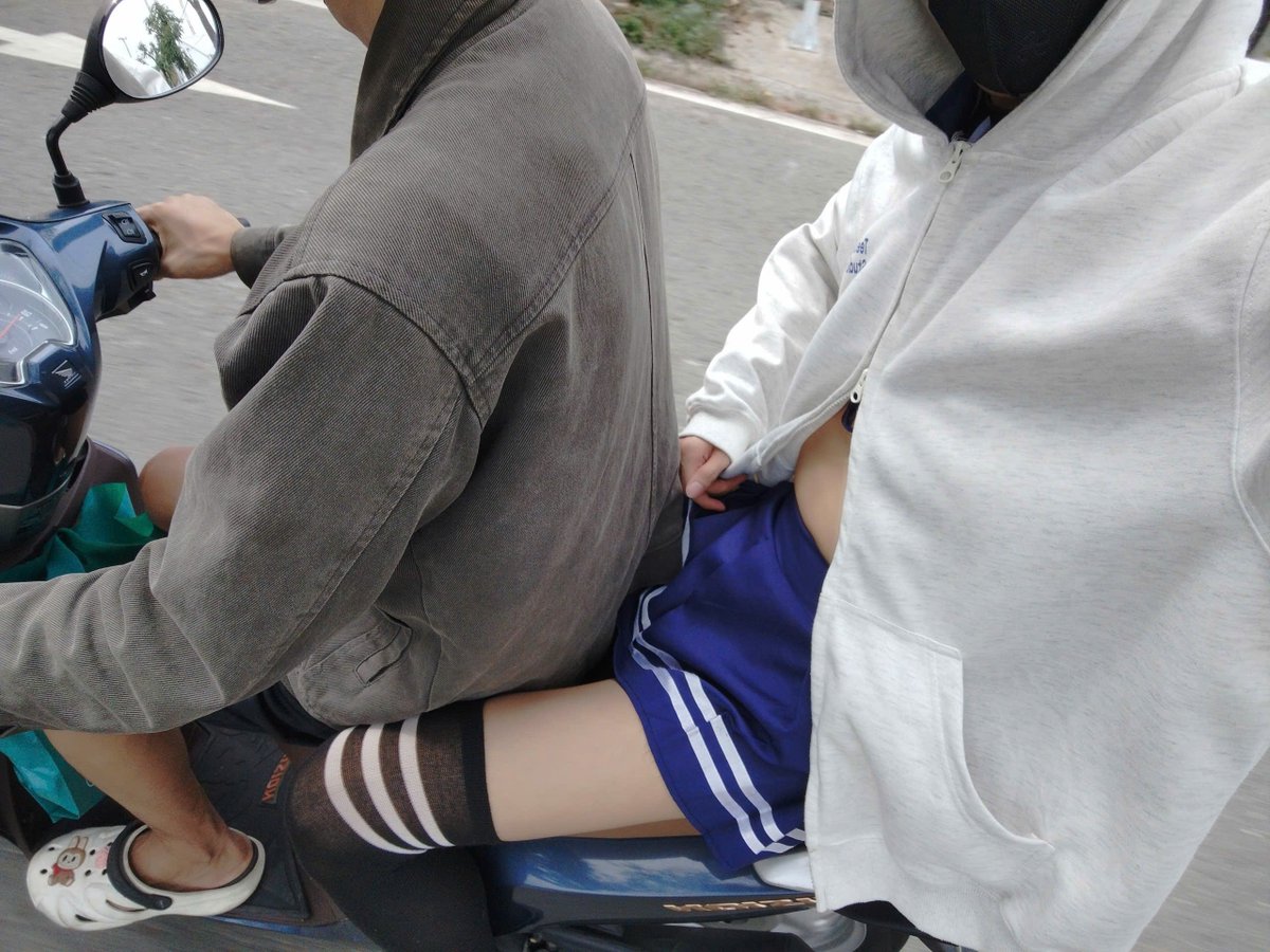 tnkmbot's tweet photo. Anh xe ôm chở cậu nhóc nữ sinh dâm đi vòng vòng chụp ảnh cho á

Mà ảnh đâu biết đằng sau chiếc váy ngắn và chiếc sịp ren là con c.u đã bị khoá cùng với lỗ ass đã c��m plug đâu

Album Cosplay nữ sinh https://t.co/RYvQJAjluh