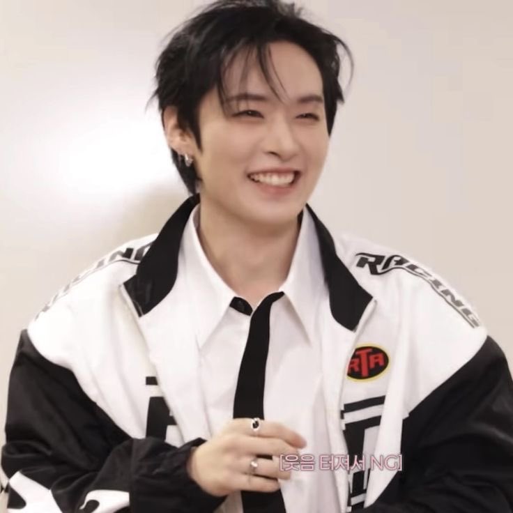 minchanzuda's tweet photo. parabéns pro homem que é minha pseudo versão masculina te amo carai tamo junto solta uma música nova aí tô precisando 

OUR GREATEST LOVE LEE KNOW
#노_맘대로_즐기는_리노생일
#EternalDiamondLeeKnow
#HappyLeeKnowDay https://t.co/YKi4Wxo2QY