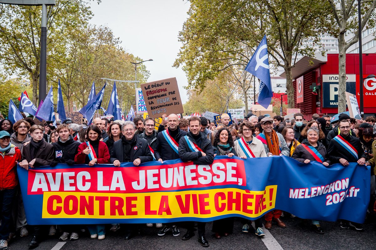 mbompard's tweet photo. Une marée humaine aujourd’hui à Paris et dans toute la France.

Macron doit céder ou partir. https://t.co/L4i1YaSC5D