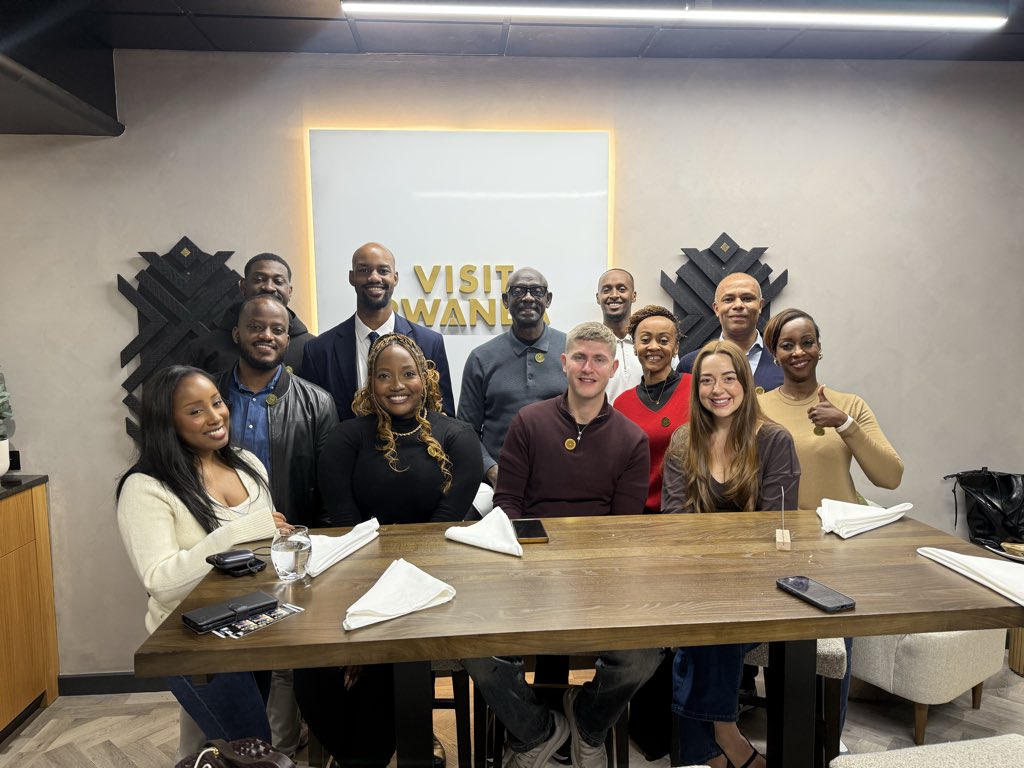 RwandaInUK's tweet photo. Total domination, grit &amp; energy from our #VisitRwanda partners @AstonVilla as they defeat Man City! ⚽👏

Fans enjoyed the taste of Rwandan coffee through activations across the stadium, &amp; guests enjoyed the top atmosphere in the Visit Rwanda hospitality box.

#UpTheVilla 🇷🇼🇬🇧 https://t.co/VuJhumernx